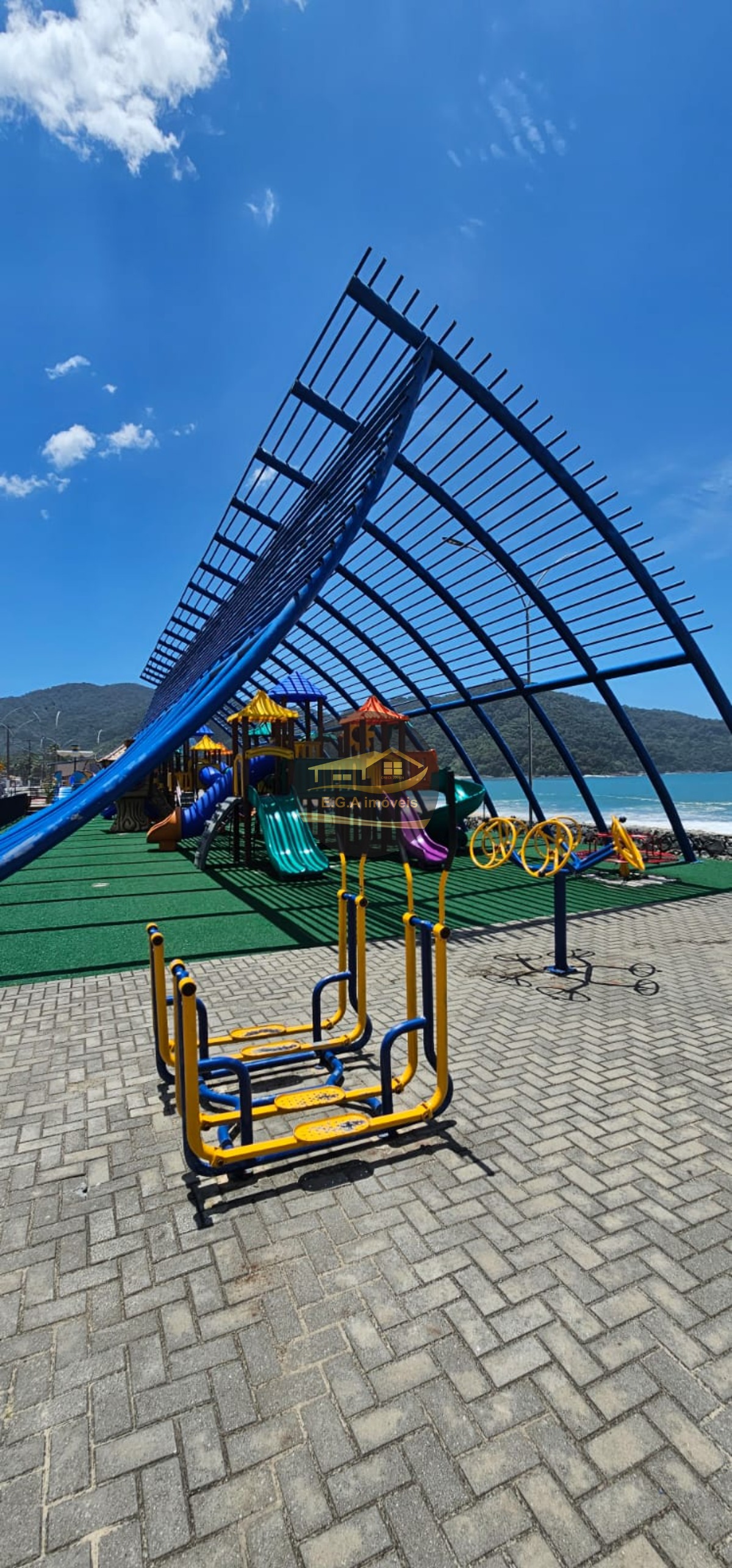 Casa frente a Praia Boiçucanga condomínio