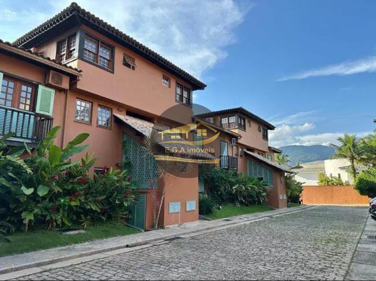 Casa na praia da baleia condomínio
