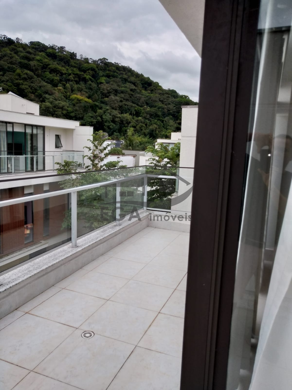 Casa em comd. Camburi alto padrão