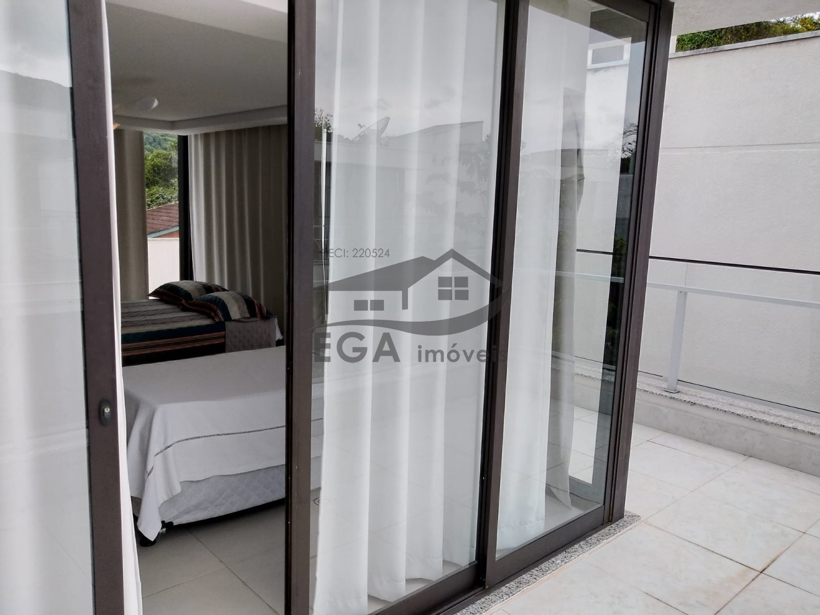 Casa em comd. Camburi alto padrão