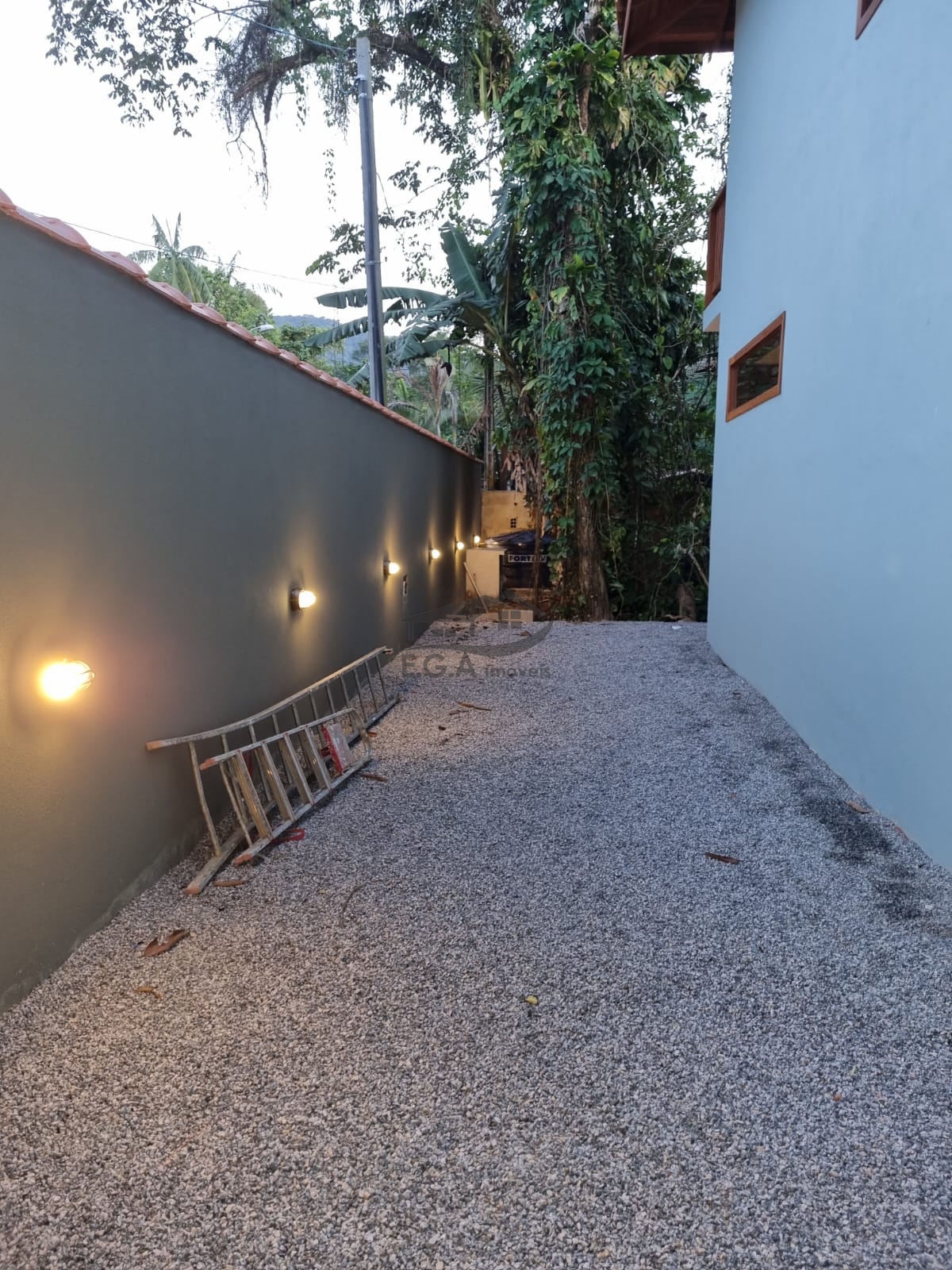 Casa em condomínio no camburi sertão