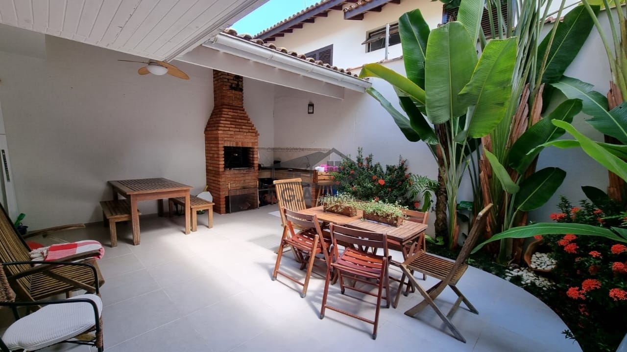 Casa de condomínio 100 metros da praia