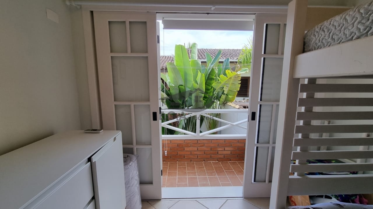 Casa de condomínio 100 metros da praia