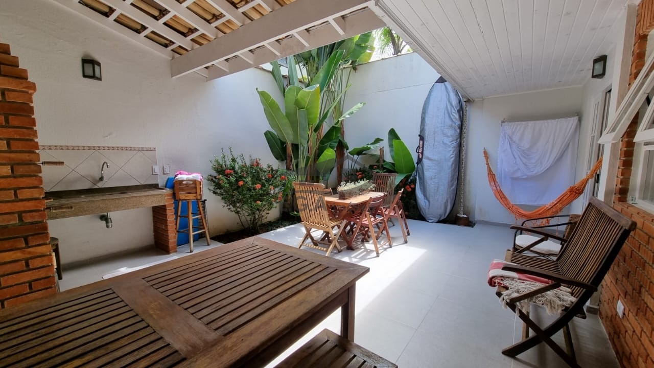 Casa de condomínio 100 metros da praia