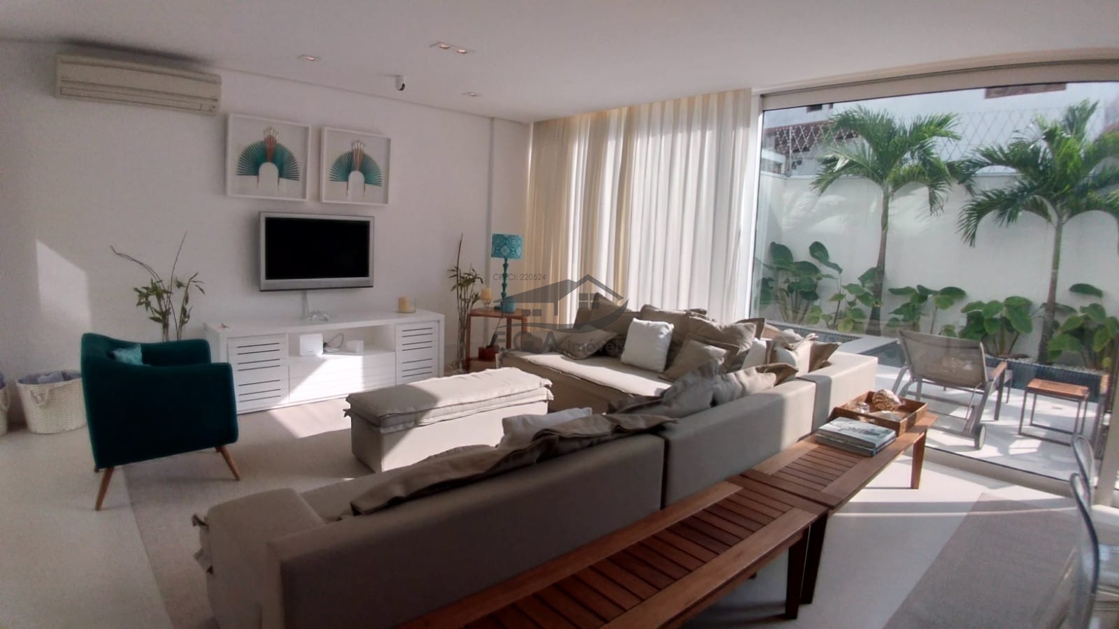 Casa em condomínio pé na areia .