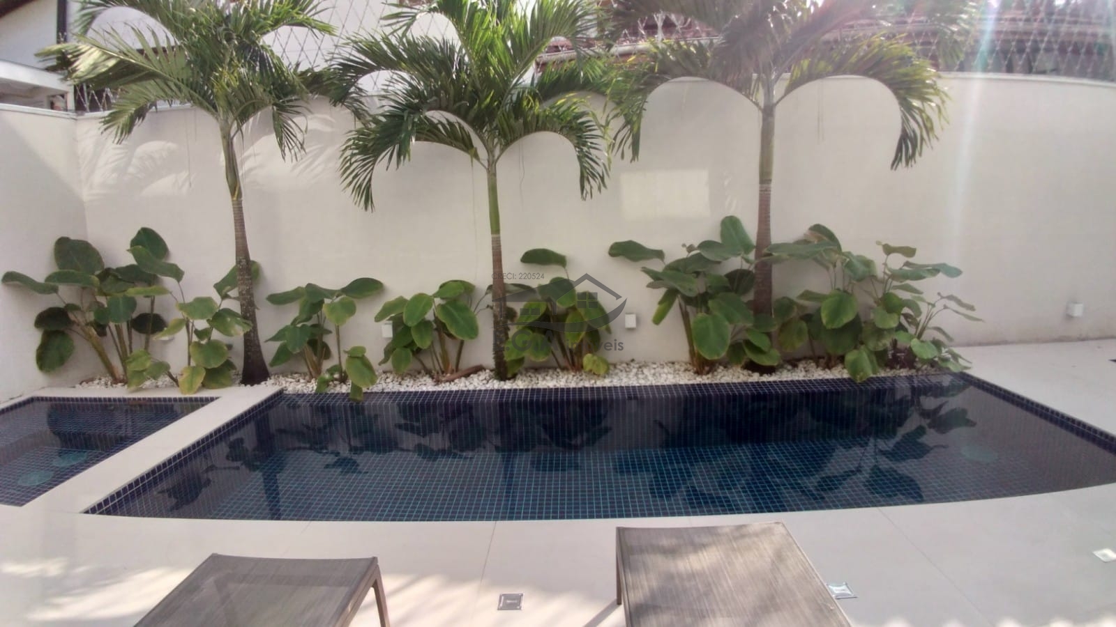 Casa em condomínio pé na areia .