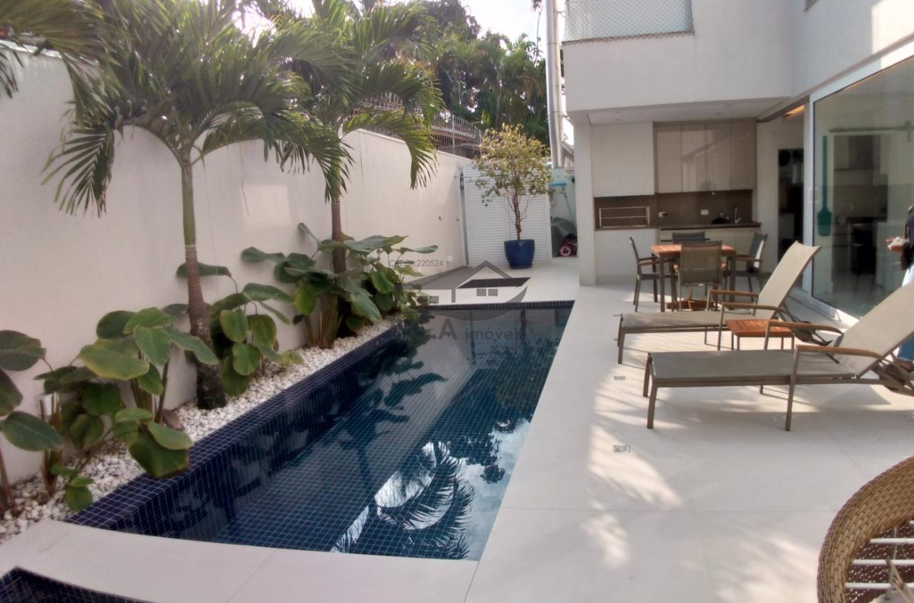 Casa em condomínio pé na areia .