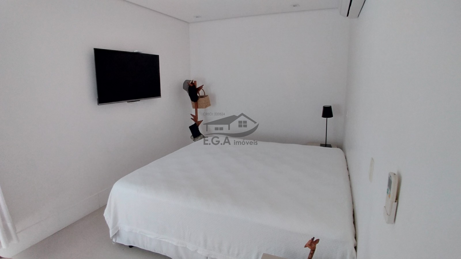 Casa em condomínio pé na areia .