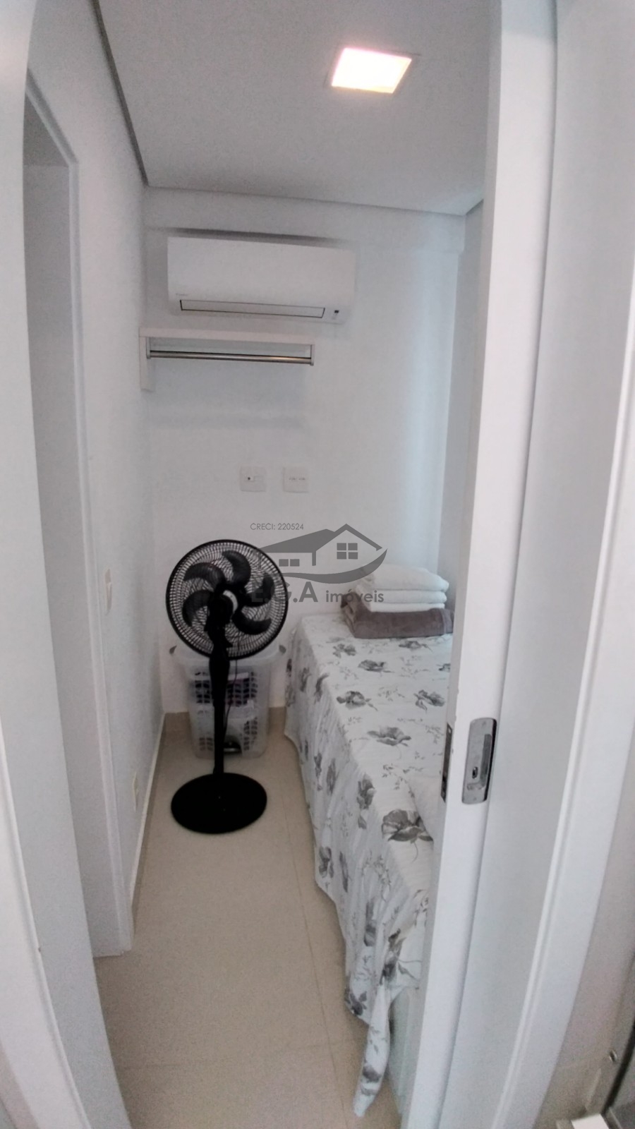 Casa em condomínio pé na areia .