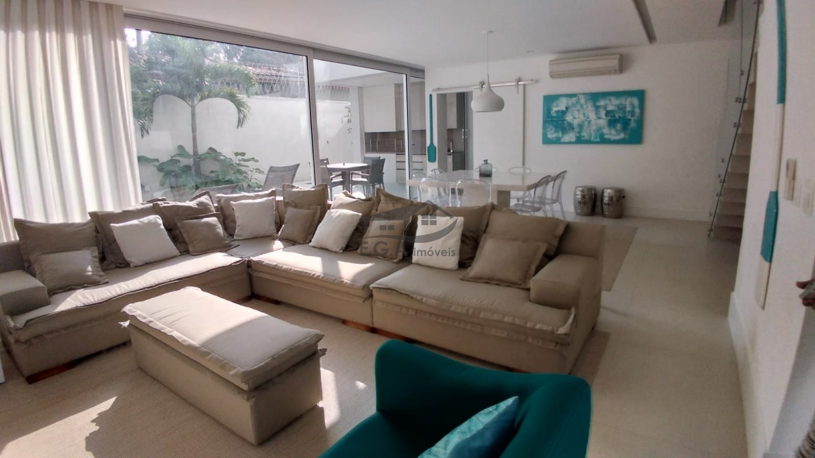 Casa em condomínio pé na areia .