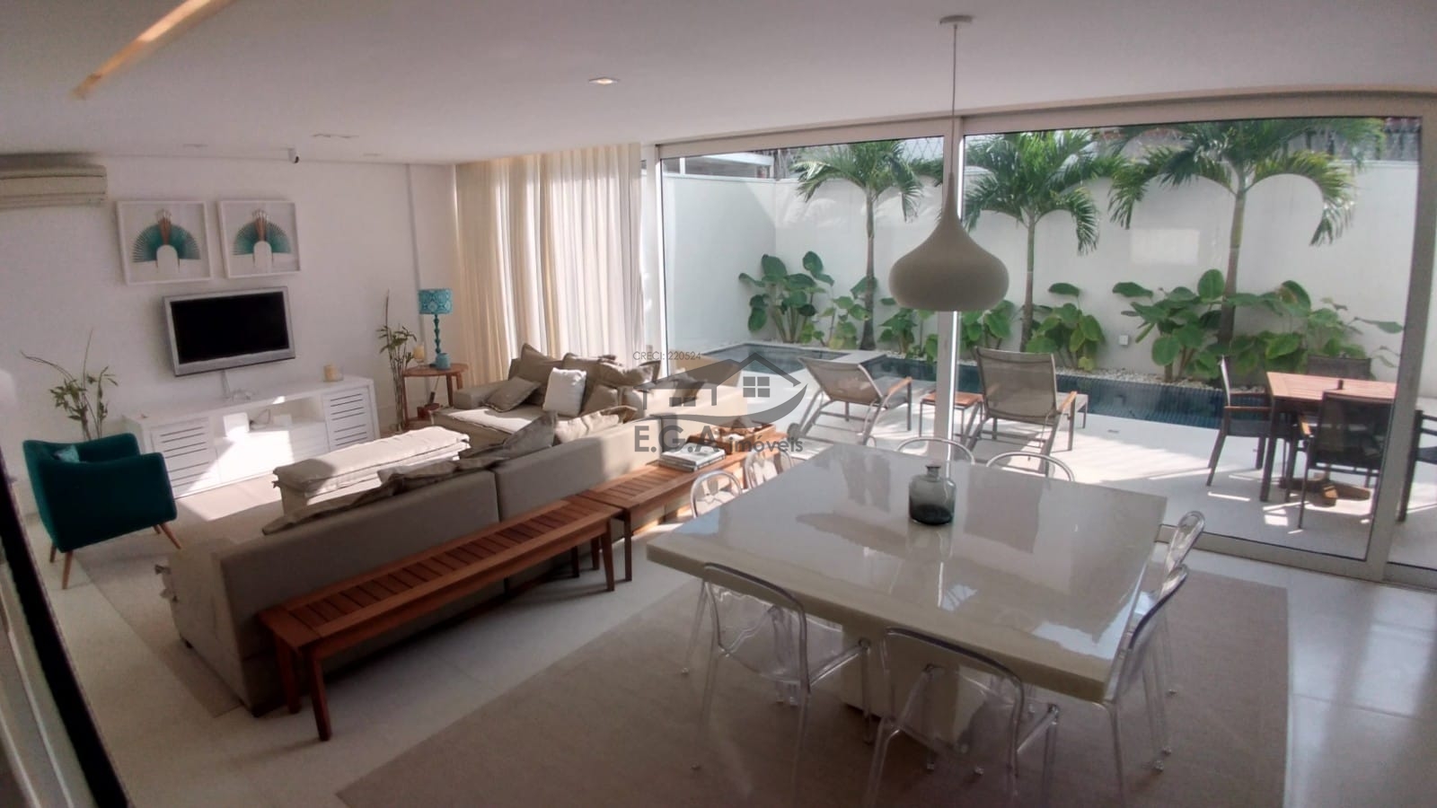 Casa em condomínio pé na areia .
