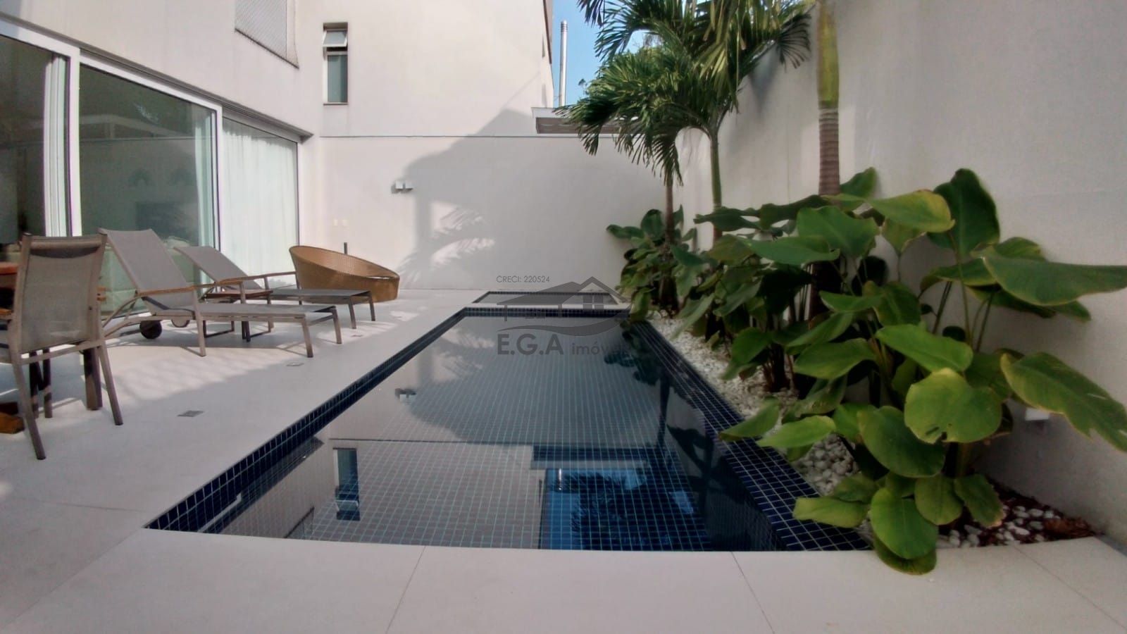 Casa em condomínio pé na areia .