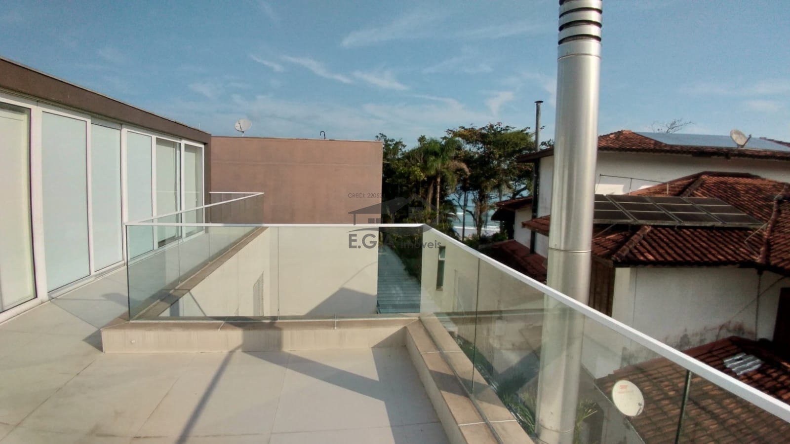 Casa em condomínio pé na areia .