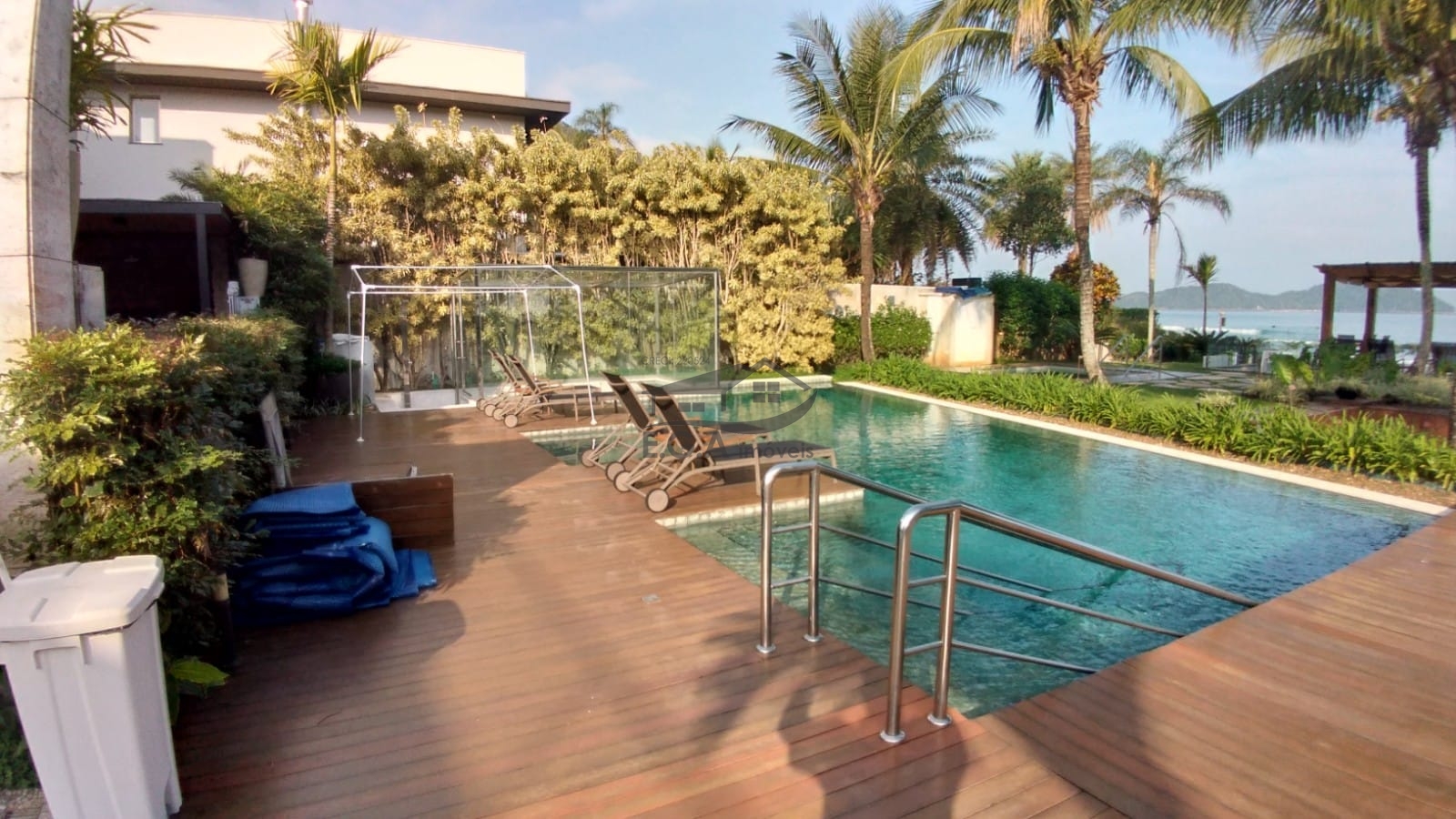 Casa em condomínio pé na areia .