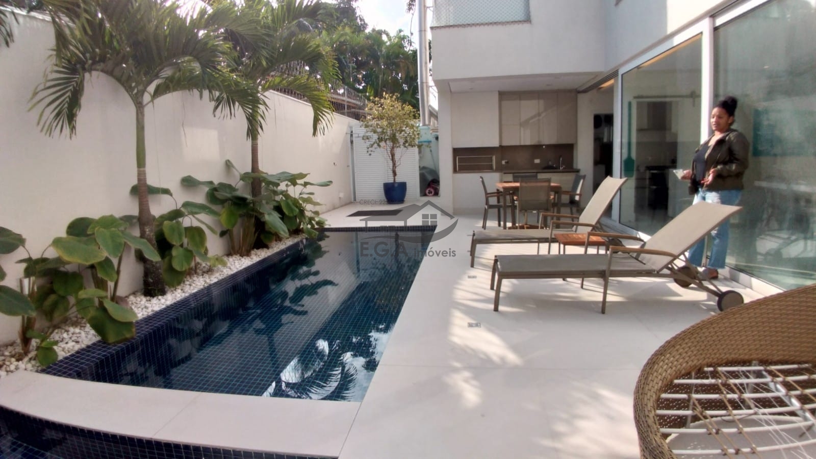 Casa em condomínio pé na areia .