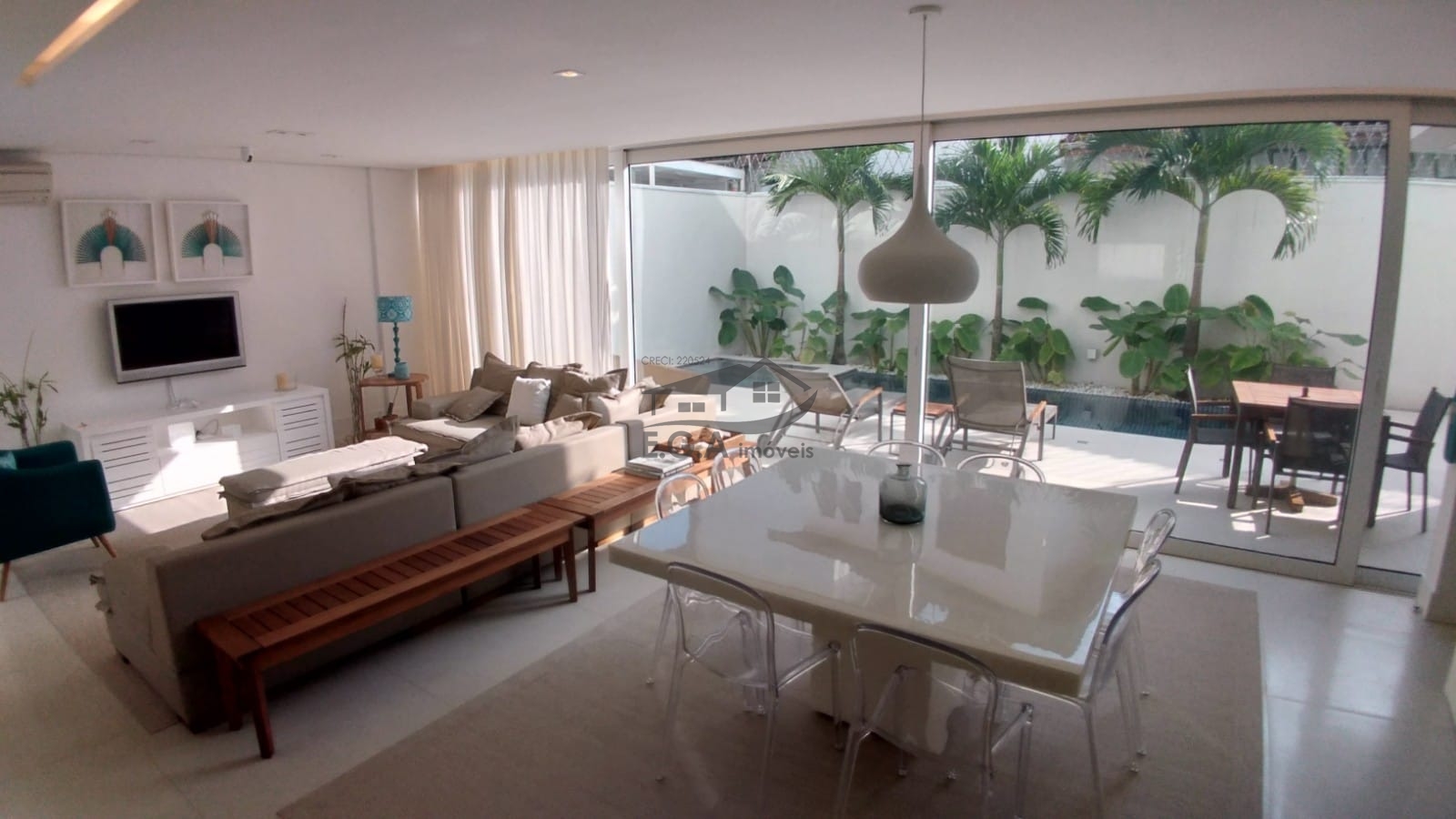 Casa em condomínio pé na areia .
