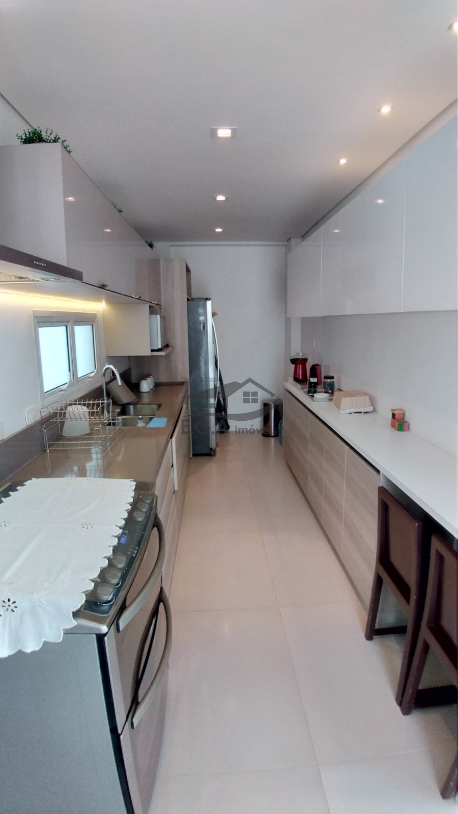Casa em condomínio pé na areia .