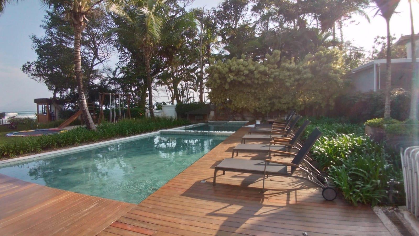 Casa em condomínio pé na areia .
