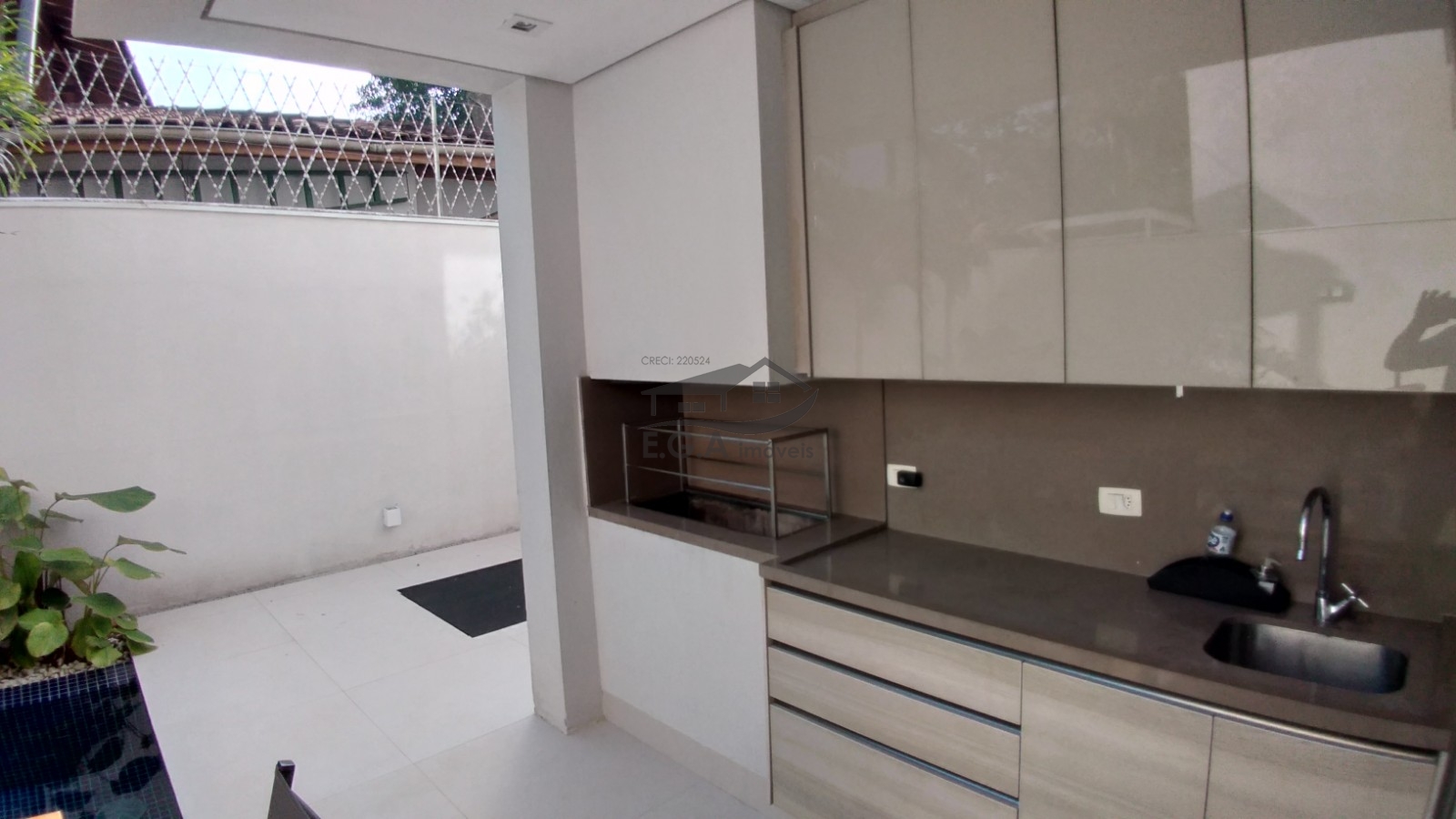 Casa em condomínio pé na areia .
