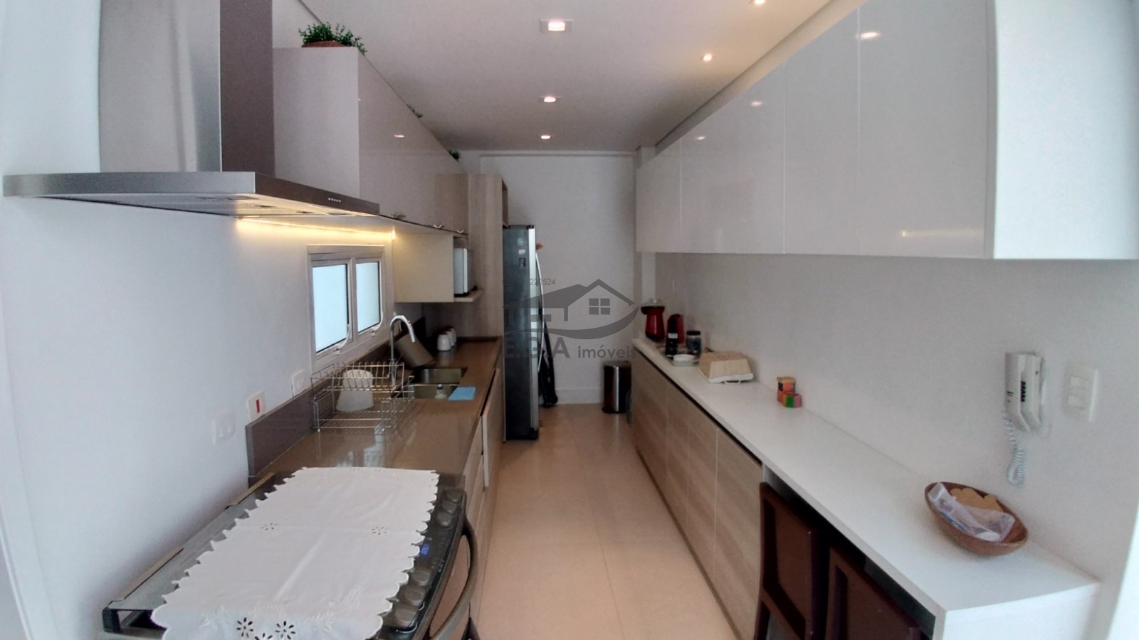 Casa em condomínio pé na areia .