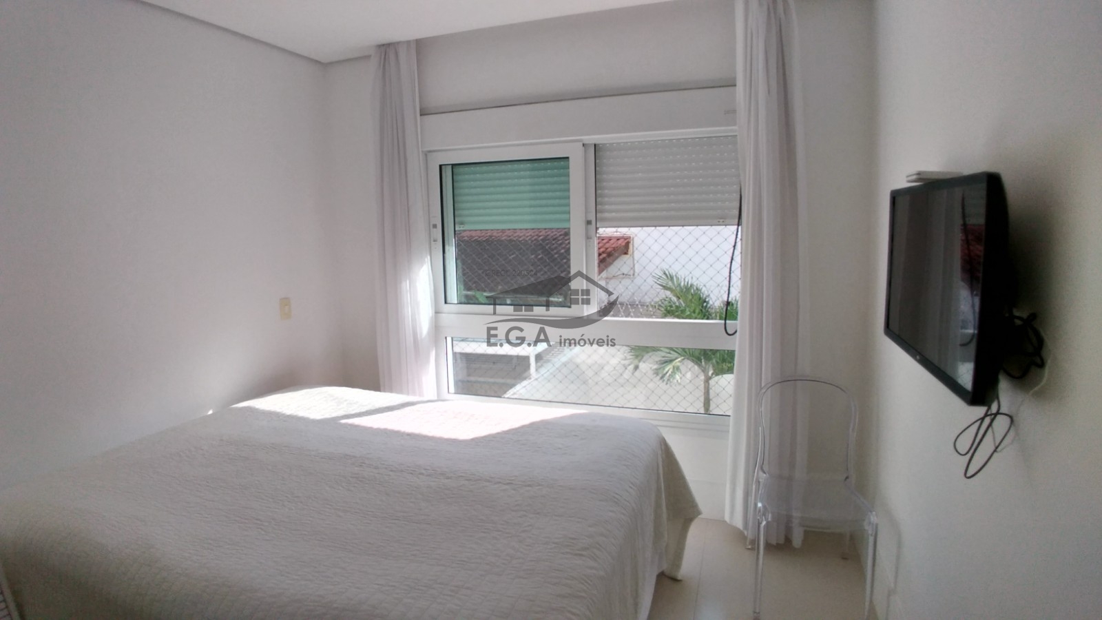 Casa em condomínio pé na areia .