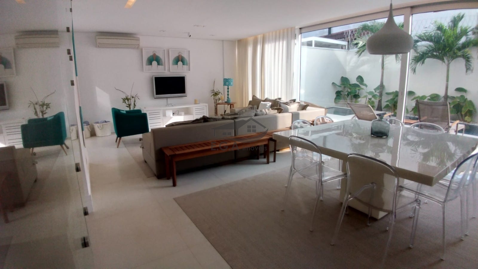 Casa em condomínio pé na areia .