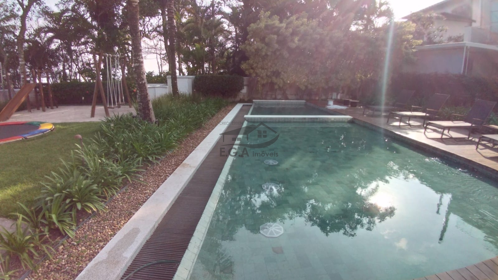 Casa em condomínio pé na areia .