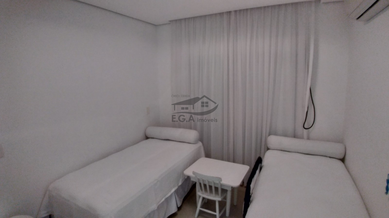 Casa em condomínio pé na areia .