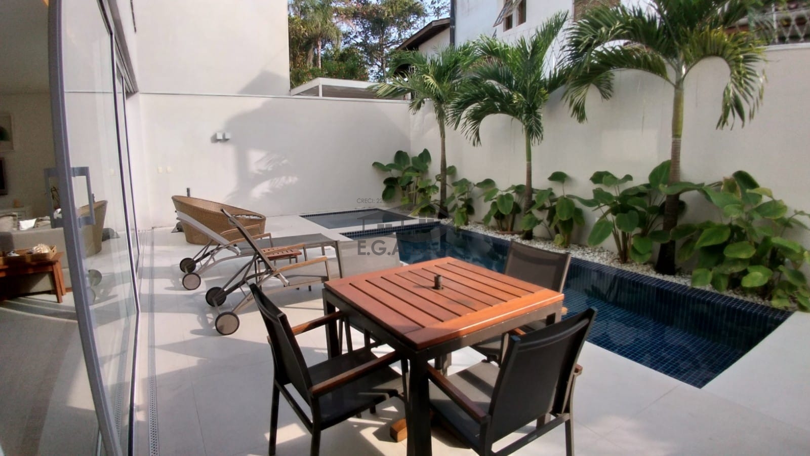 Casa em condomínio pé na areia .