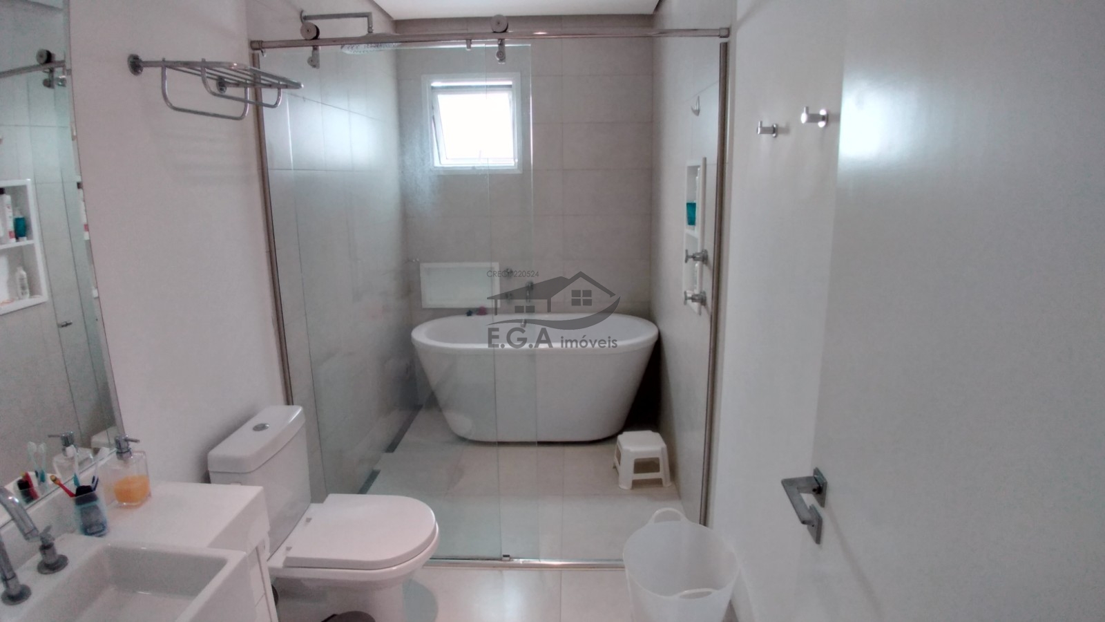 Casa em condomínio pé na areia .