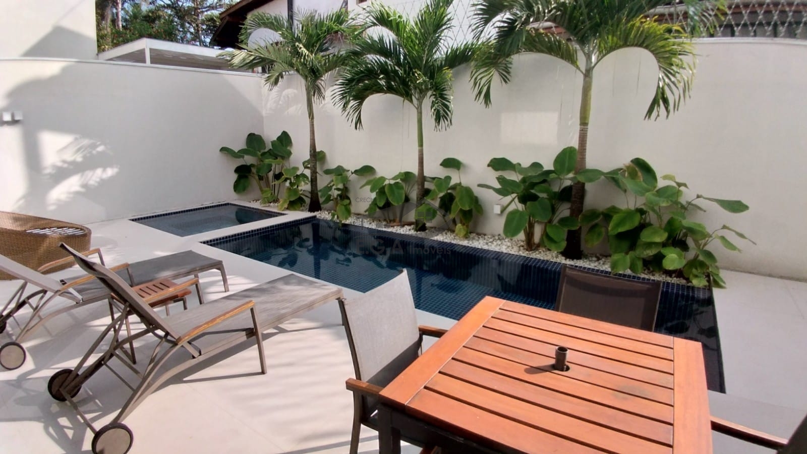 Casa em condomínio pé na areia .