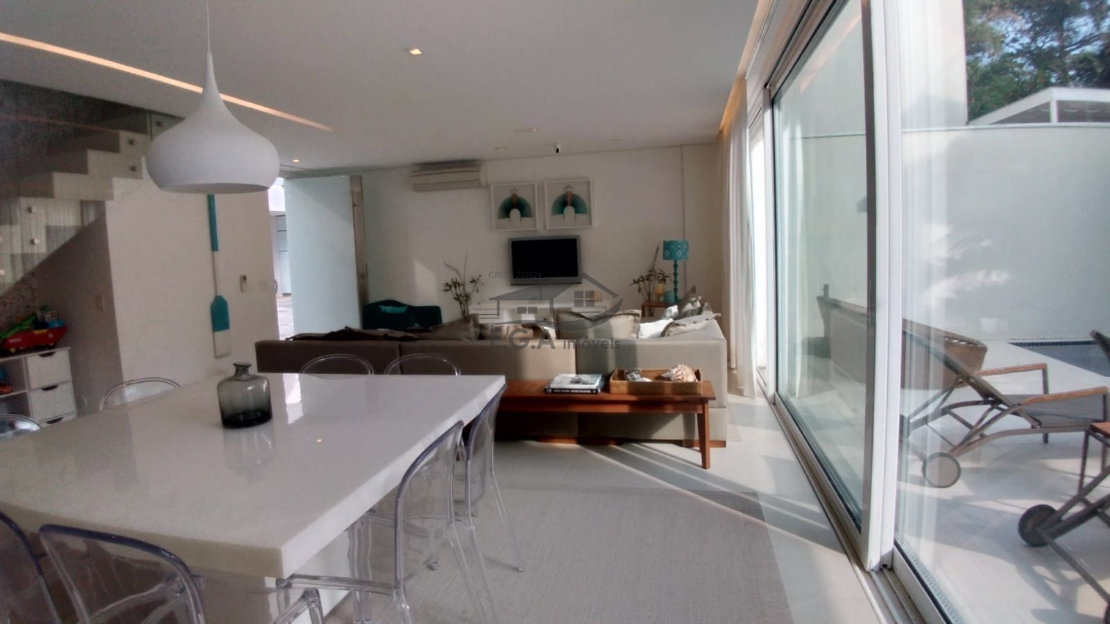 Casa em condomínio pé na areia .