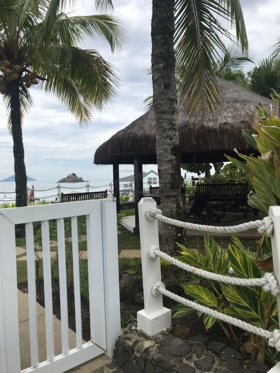 Casa de condomínio frente ao mar
