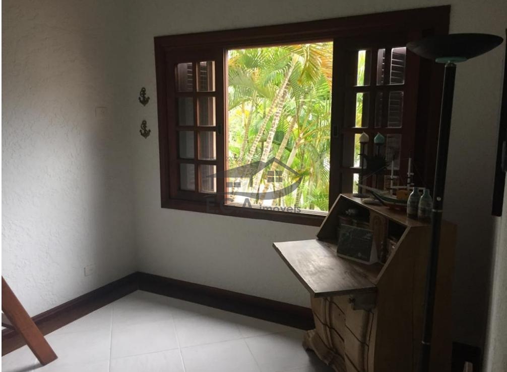 Casa em condomínio na praia do engenho pé na areia.
