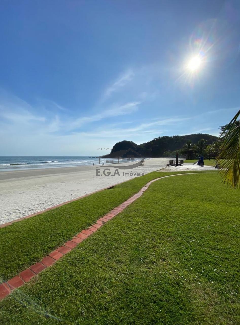 Casa em condomínio na praia do engenho pé na areia.