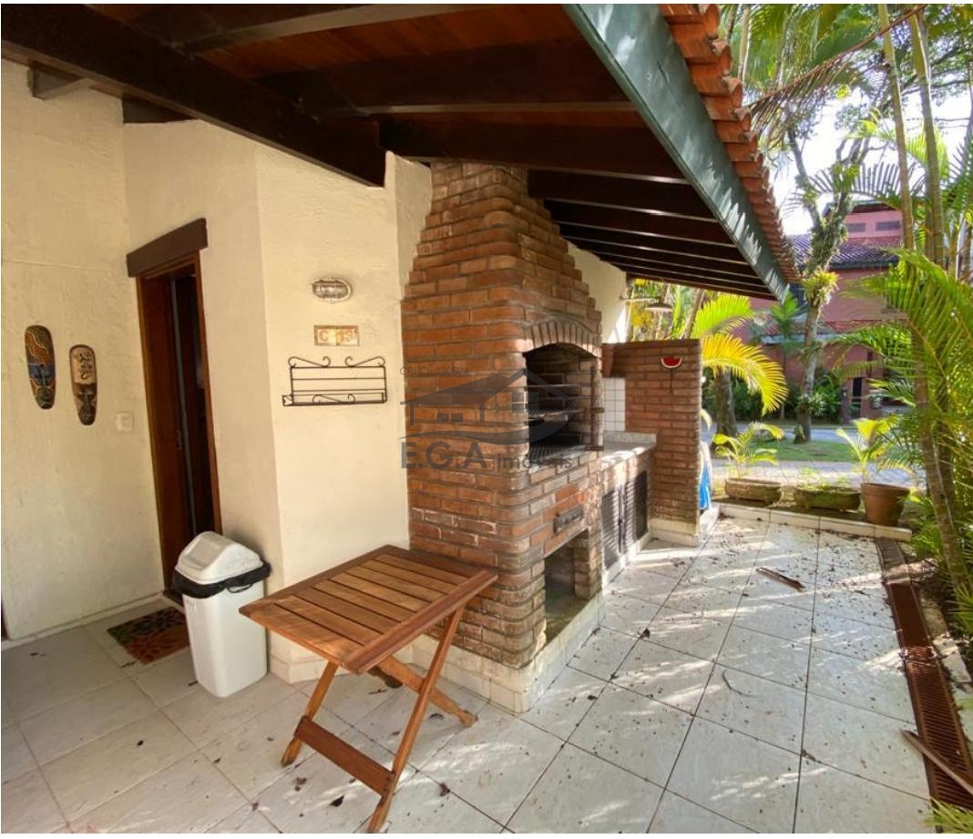 Casa em condomínio na praia do engenho pé na areia.