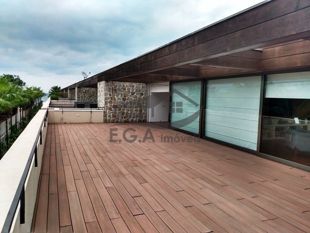 Casa de condomínio pé na areia