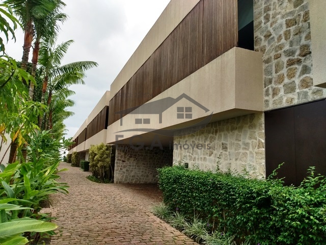 Casa de condomínio pé na areia