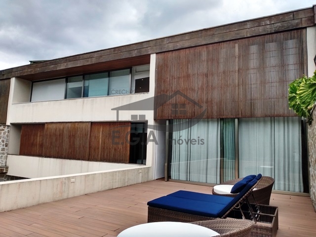 Casa de condomínio pé na areia