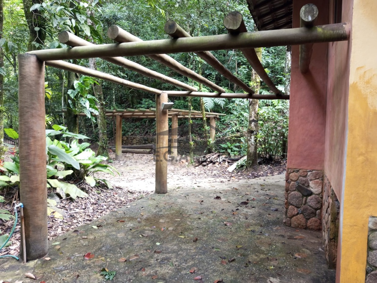 Casa no sertão da Barra do Una no meio da mata