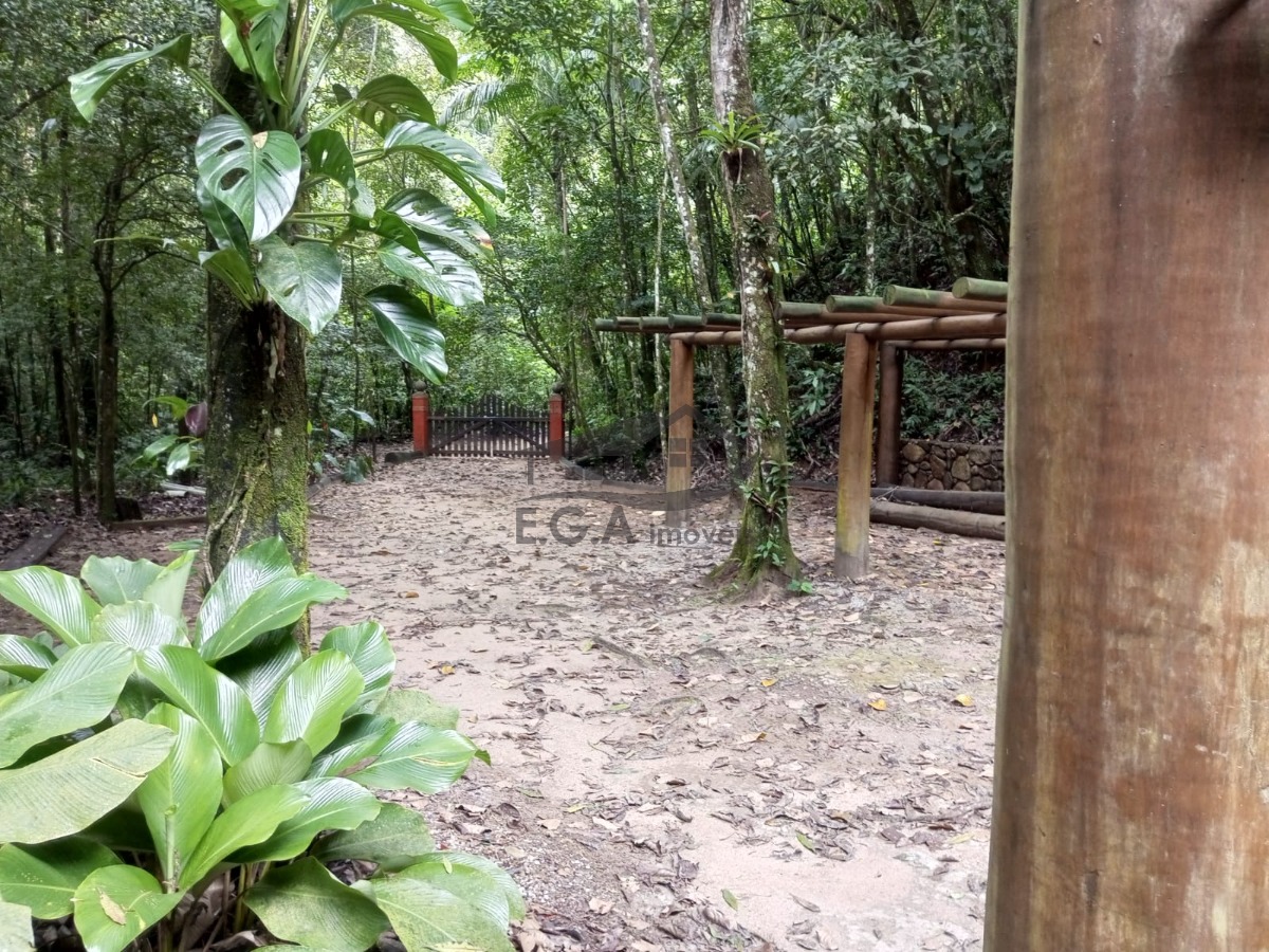 Casa no sertão da Barra do Una no meio da mata