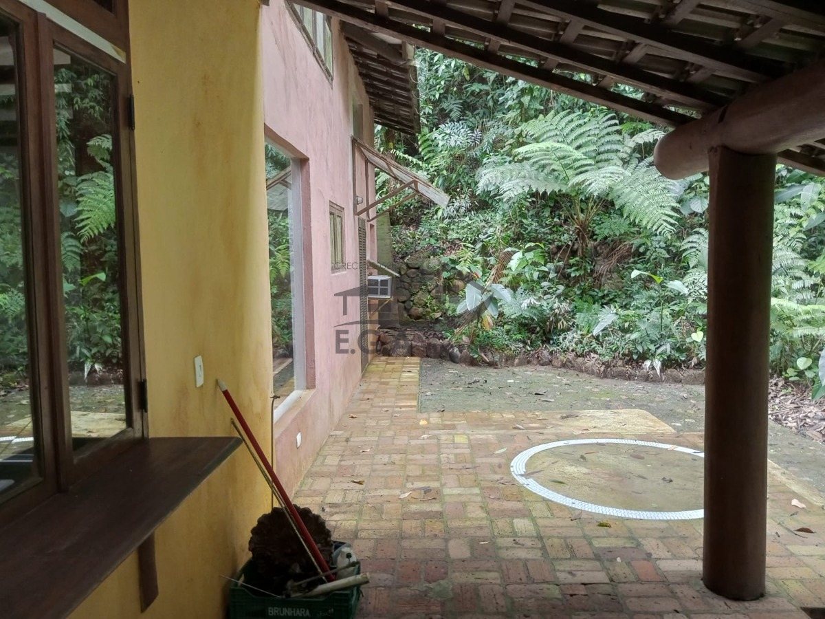 Casa no sertão da Barra do Una no meio da mata