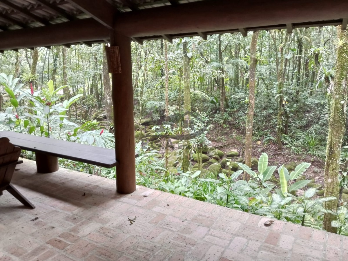 Casa no sertão da Barra do Una no meio da mata