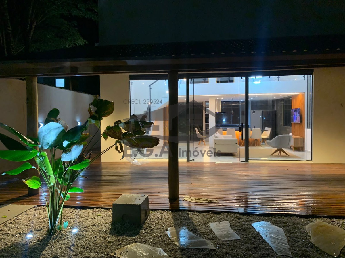 Casa na praia de Boiçucanga a 200 mts do mar