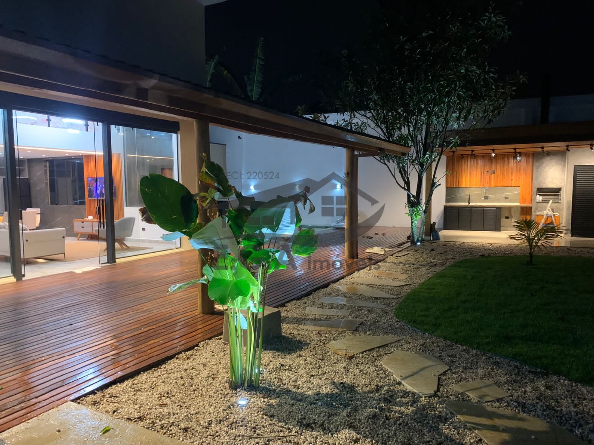 Casa na praia de Boiçucanga a 200 mts do mar
