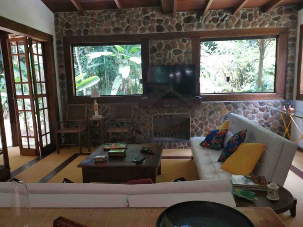 Casa no sertão da Barra do Una no meio da mata