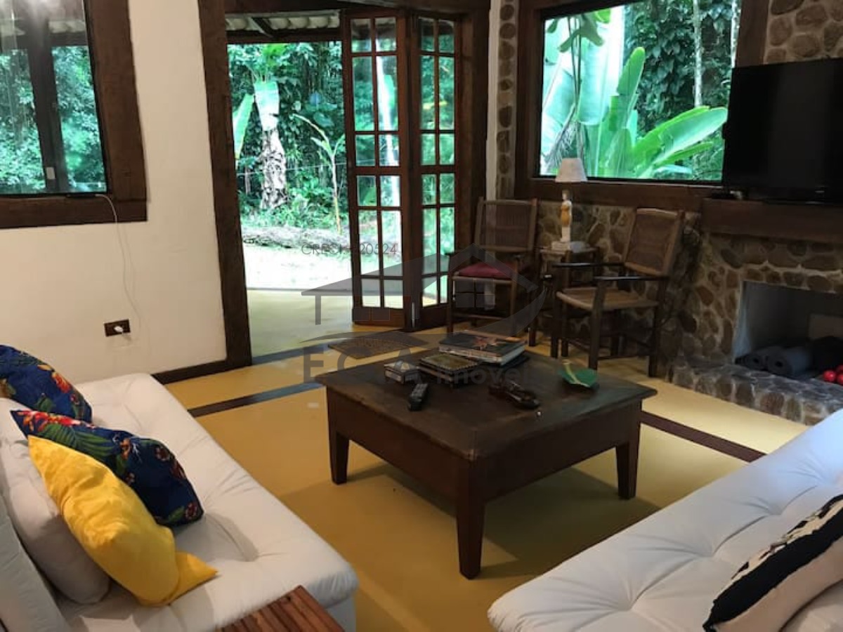 Casa no sertão da Barra do Una no meio da mata