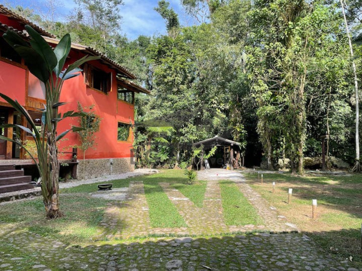Casa no sertão da Barra do Una no meio da mata
