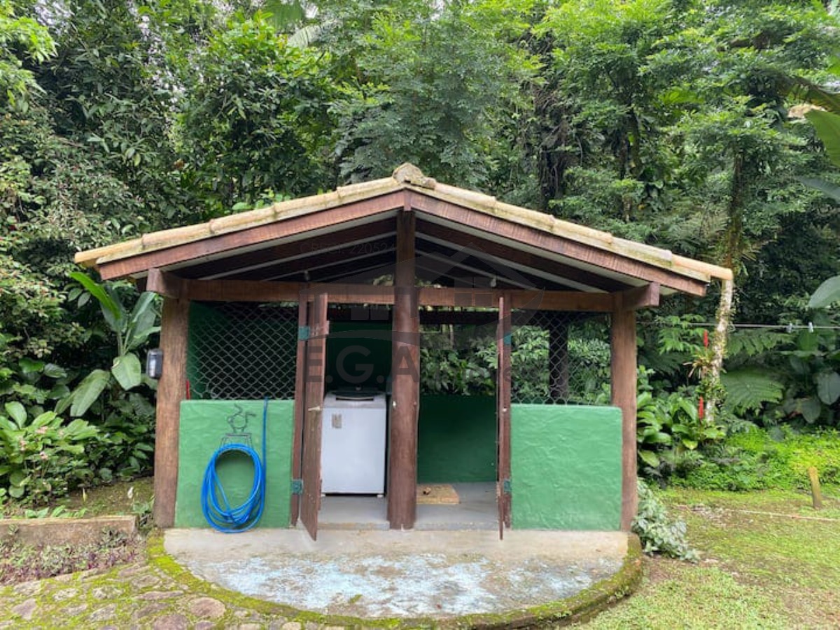 Casa no sertão da Barra do Una no meio da mata