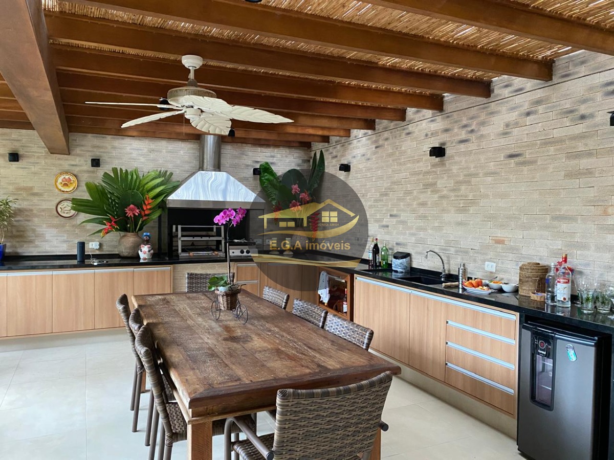 Casa na Praia da Baleia, alto padrão a 100 metros do mar; vem agendar sua visita